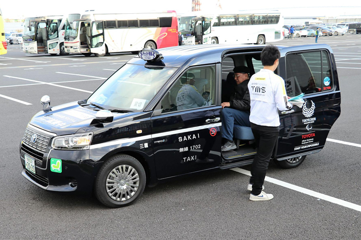 初試乗！ トヨタのJPNタクシーが、見た目以上に「未来」を感じる乗り心地だった！ 試乗体験プログラムで次世代タクシーに乗ってみた【東京モーターショー2017】