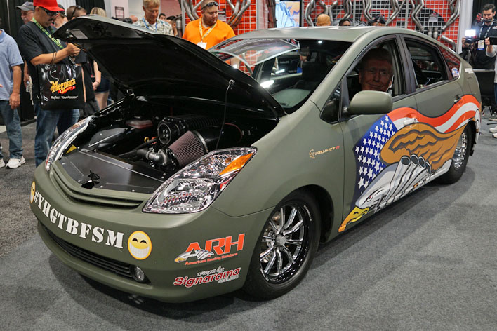 プリウス”に1000馬力のアメリカンV8搭載でトランプ大統領も大