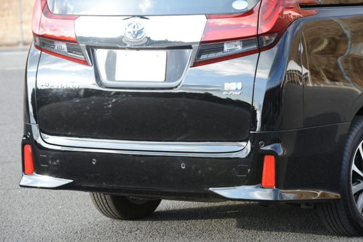 トヨタ ハイエース & ヴェルファイア、アルファード　4台 トヨタ「アルファード」風な「ハイエース」があった？ 豪華な