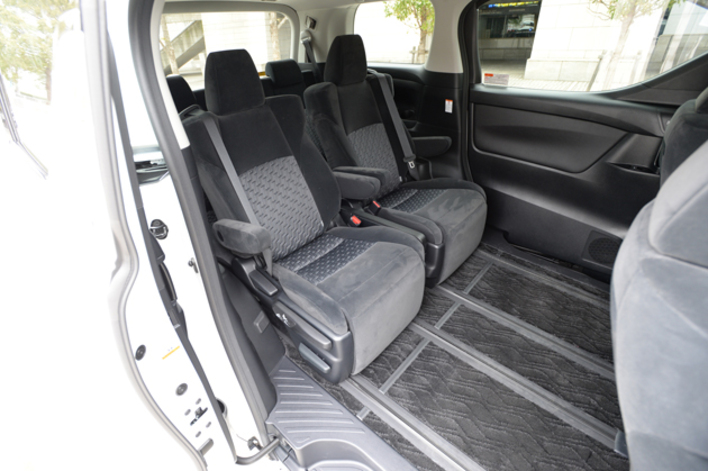 アルファード　2列目シート