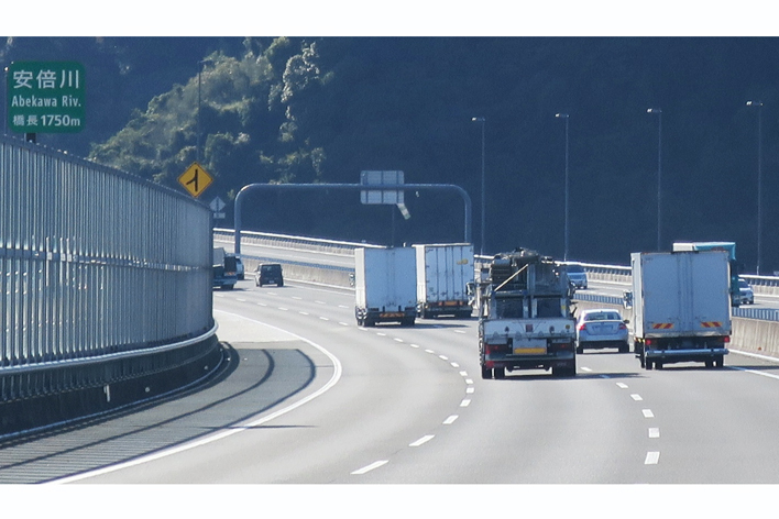 制限速度が110km/hに引き上げられた新東名高速道路の新静岡から森掛川インターチェンジ約50km区間