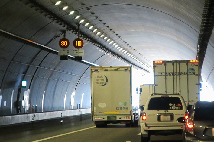 制限速度が110km/hに引き上げられた新東名高速道路の新静岡から森掛川インターチェンジ約50km区間