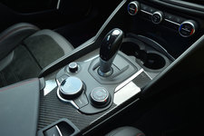 Alfa Romeo GIULIA QUADRIFOGLIO(アルファ ロメオ ジュリア クアドリフォリオ)[FR]