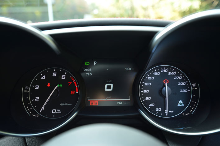 Alfa Romeo GIULIA QUADRIFOGLIO(アルファ ロメオ ジュリア クアドリフォリオ)[FR]