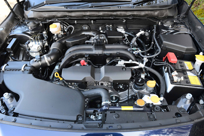 旧型モデルには2.5リッター水平対向4気筒エンジンが採用されていた