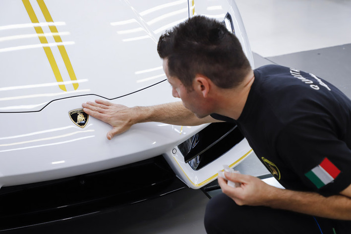 フランシスコ法王に贈呈した特別仕様のウラカン