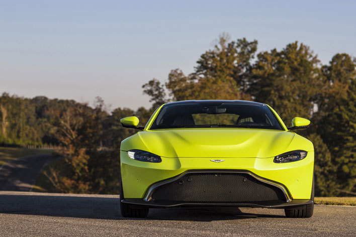 アストンマーチン V8/V12 バンテージ 高級カタログ ボンドカー ついにボンドカー登場！？】アストンマーチン V8 Vantage 車両
