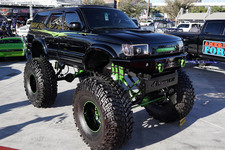 オフロード4WD モンスタートラック 【ハイラックスサーフ】 ハイラックスサーフはアメリカではまだまだ現役！【SEMAショー2017