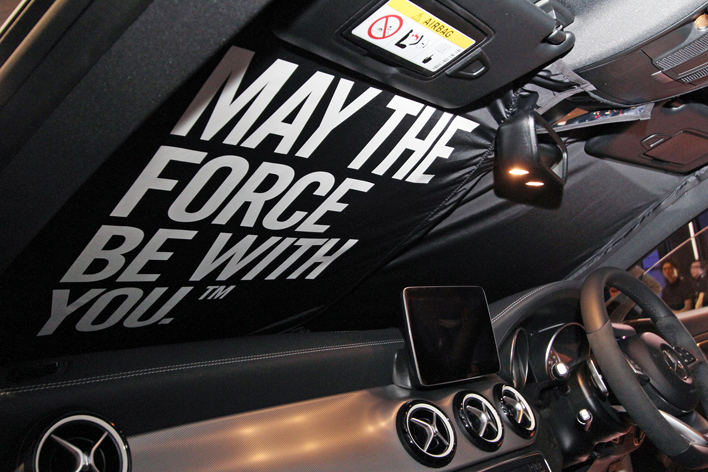 リバーシブルサンシェイド／裏には有名なセリフ「May the Force Be With You（フォースとともにあらんことを）」が描かれている　※画像は2017年5月2日に行われたイベントで発表されたモデル