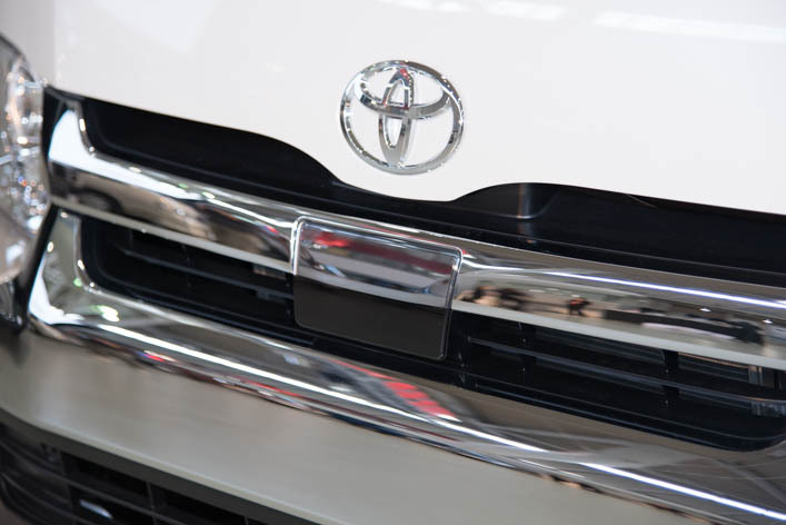 5代目新型ハイエース スーパーロンググランドキャビン　ミリ波レーダー部