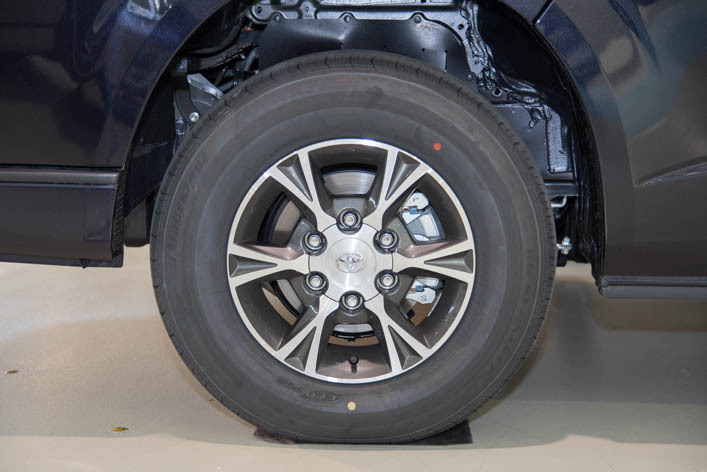 5代目新型ハイエース ダークプライム　ホイール