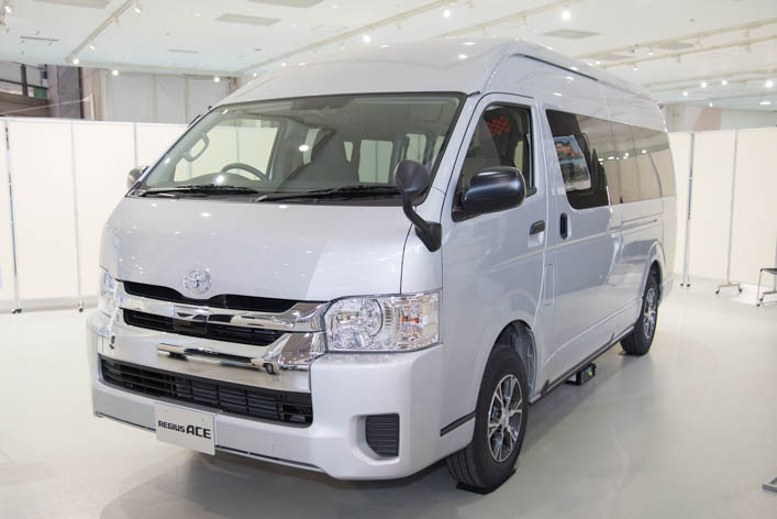 新型レジアスエース スーパーロングバン