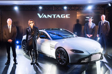 青山の夜にX-JAPANの”YOSHIKI”が登場！ 新型ヴァンテージが「The House of Aston Martin」でお披露目