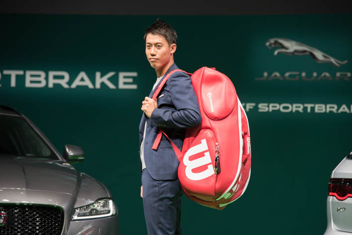 テニスバックに早速チャームを付ける錦織圭選手