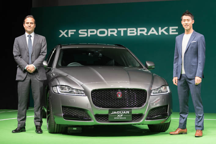ジャガー・ランドローバー・ジャパン社長のマグナス・ハンソン氏とプロテニスプレイヤーの錦織圭選手
