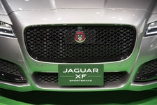 ジャガー新型XFスポーツブレイク　フロントグリル