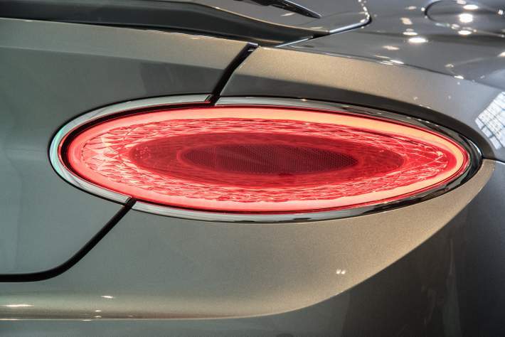 極上のラグジュアリーと最高のパフォーマンス！ ベントレー 新型