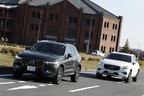 (左)ボルボ XC60 T5 AWD Inscription(インスクリプション)<Drive-E 直4 2.0リッターガソリン直噴ターボ>/(右)ボルボ 新型 XC60 T8 TwinEngine(PHV)AWD Inscription<プラグインハイブリッド>