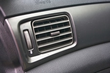 足のニオイが気になる時にクルマの助手席はng 車内に拡散される危険性 コラム Mota