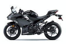 カワサキ 新型 Ninja 400／メタリックスパークブラック