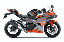 カワサキ 新型 Ninja 400／キャンディバーントオレンジ×メタリックマグネティックグレー