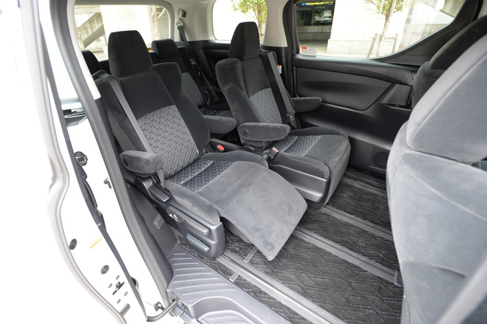 売れ線グレードであっても7人乗りモデルを選べばオットマンが備わる。そしてなにより左右シートの間から3列目へ楽々アクセスできるのだ