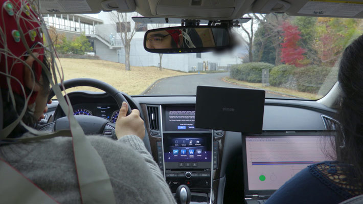 日産の脳波測定による運転支援技術