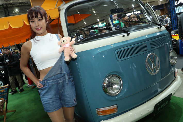 ワーゲンバス と50年代風ビートルがむしろ新鮮 Vwの今を一望できるブースに興味津々 東京オートサロン18 Mota