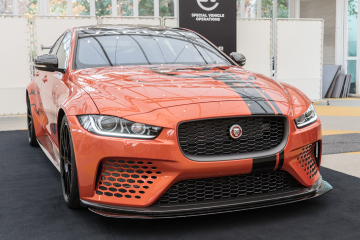 これが市販車！？ ニュル最速の4ドアサルーンは600PS！ ジャガーXE SV