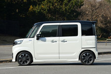 スズキ 新型スペーシアカスタム”HYBRID XS TURBO”[ボディカラー：ピュアホワイトパール ブラック2トーンルーフ]　外観・サイドビュー