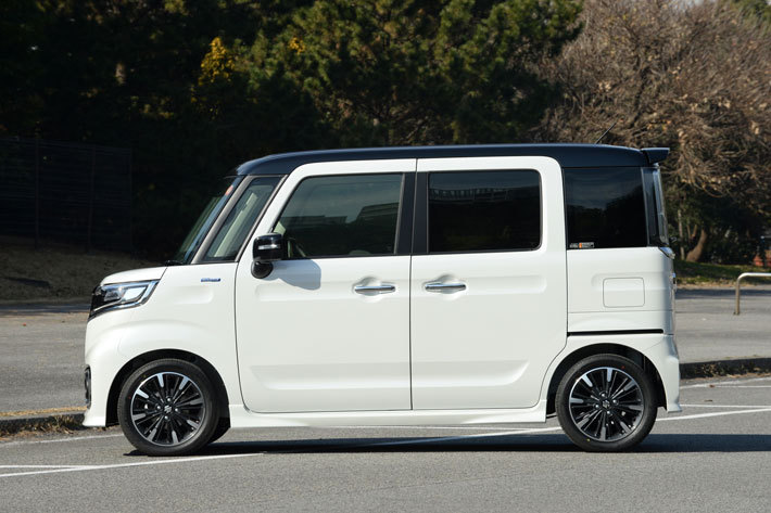 スズキ 新型スペーシアカスタム”HYBRID XS TURBO”[ボディカラー：ピュアホワイトパール ブラック2トーンルーフ]　外観・サイドビュー