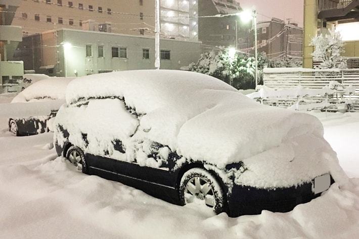 都市部積雪渋滞の原因はサマータイヤによる違反