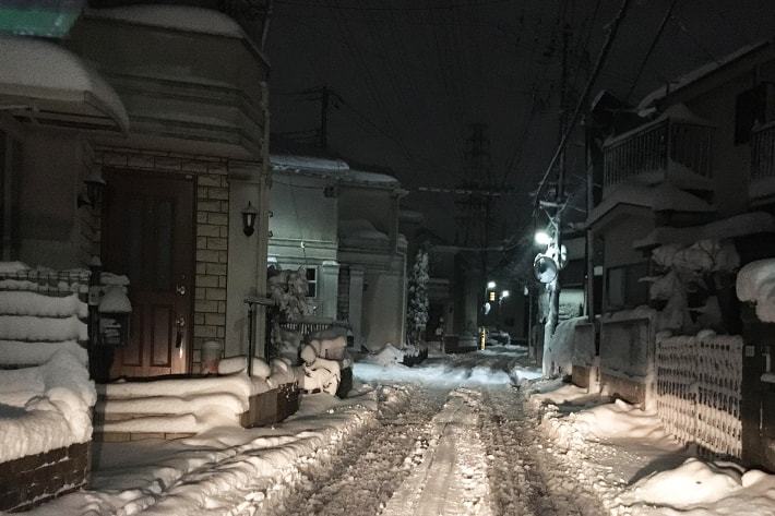 都市部積雪渋滞の原因はサマータイヤによる違反