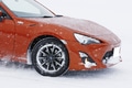 雪で東京の道路はマヒ「雪道でサマータイヤ」が原因か、法令違反と知らずに運転