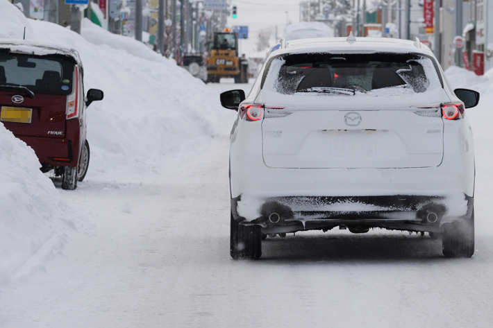 都市部積雪渋滞の原因はサマータイヤによる違反
