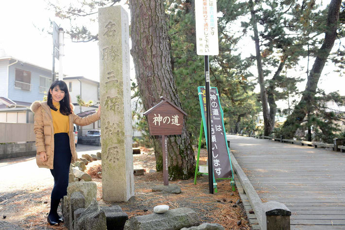約500m続く松並木「神の道」にて｜BMW 新型X3で往く駿河路“ゆる旅”ドライブ