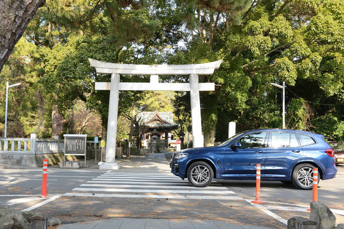 松並木「神の道」の行きつく場所にあるのが御穂神社(静岡市清水区)／BMW 新型X3で往く駿河路“ゆる旅”ドライブ