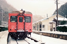 三段スイッチバックで知られるJR木次線の出雲坂根駅とキハ52型気動車