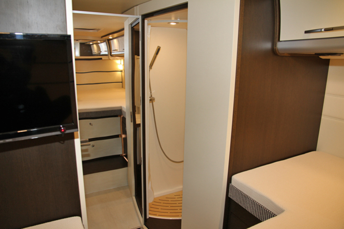 新型”セブンシーズ”はトヨタのマイクロバス新型「コースター」をベースにトイファクトリー(岐阜県可児市)が造ったフラッグシップモデル【ジャパンキャンピングカーショー2018】