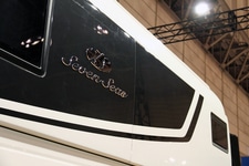 新型”セブンシーズ”はトヨタのマイクロバス新型「コースター」をベースにトイファクトリー(岐阜県可児市)が造ったフラッグシップモデル【ジャパンキャンピングカーショー2018】