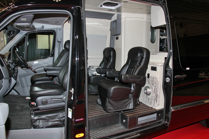 AIRSTREAM INTERSTATE(エアストリーム・インターステート)はメルセデス・ベンツ スプリンターをベースに造られた最高級モーターホーム【ジャパンキャンピングカーショー2018】