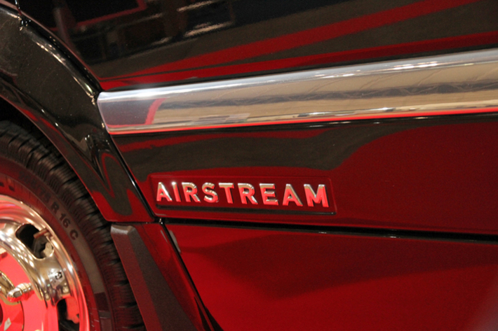 AIRSTREAM INTERSTATE(エアストリーム・インターステート)はメルセデス・ベンツ スプリンターをベースに造られた最高級モーターホーム【ジャパンキャンピングカーショー2018】