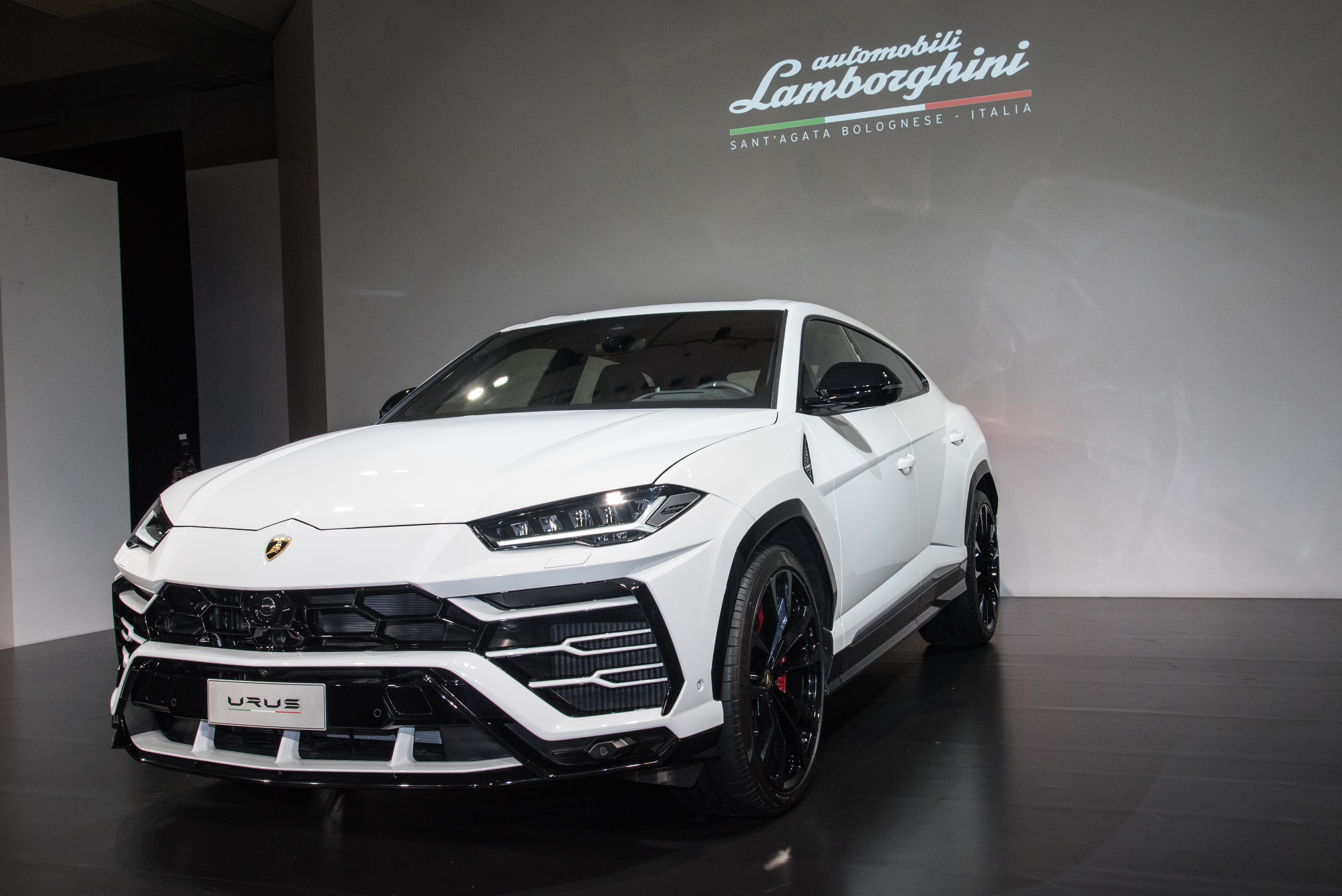 最高速305キロの世界最速SUV ランボルギーニ”ウルス”が日本初公開