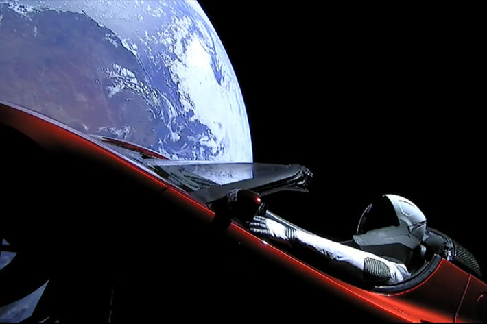 「テスラ ロードスター」 SpaceX社 超大型ロケット「Falcon Heavy」打ち上げ生中継より[2018年2月7日]