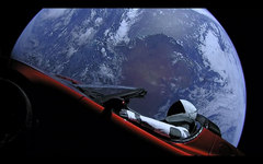 「テスラ ロードスター」 SpaceX社 超大型ロケット「Falcon Heavy」打ち上げ生中継より[2018年2月7日]