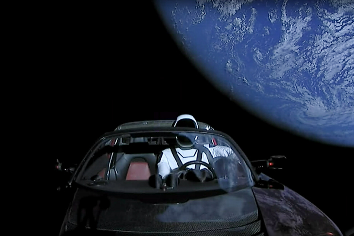 「テスラ ロードスター」 SpaceX社 超大型ロケット「Falcon Heavy」打ち上げ生中継より[2018年2月7日]