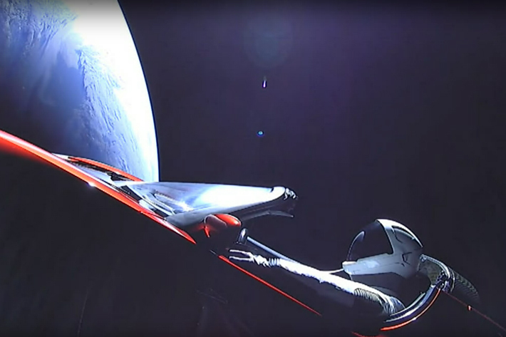 「テスラ ロードスター」 SpaceX社 超大型ロケット「Falcon Heavy」打ち上げ生中継より[2018年2月7日]