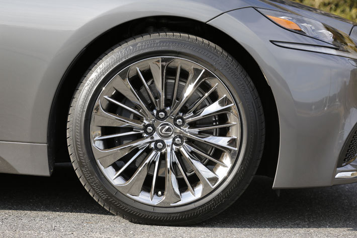 レクサス 新型LS500h ”EXECUTIVE”[FR・V6 3.5リッター マルチステージハイブリッドシステム]