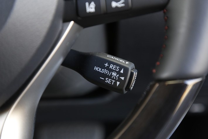 レクサス RX450hL(RXの3列シート版)のステアリングスイッチ類