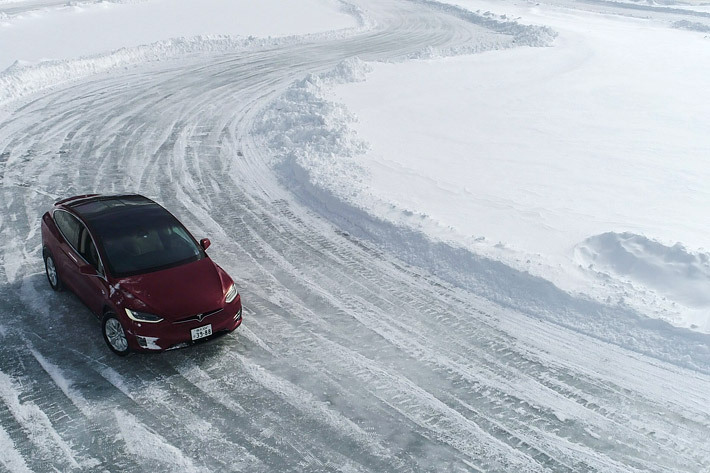 テスラ モデルX雪上試乗（ドローンでの空撮）